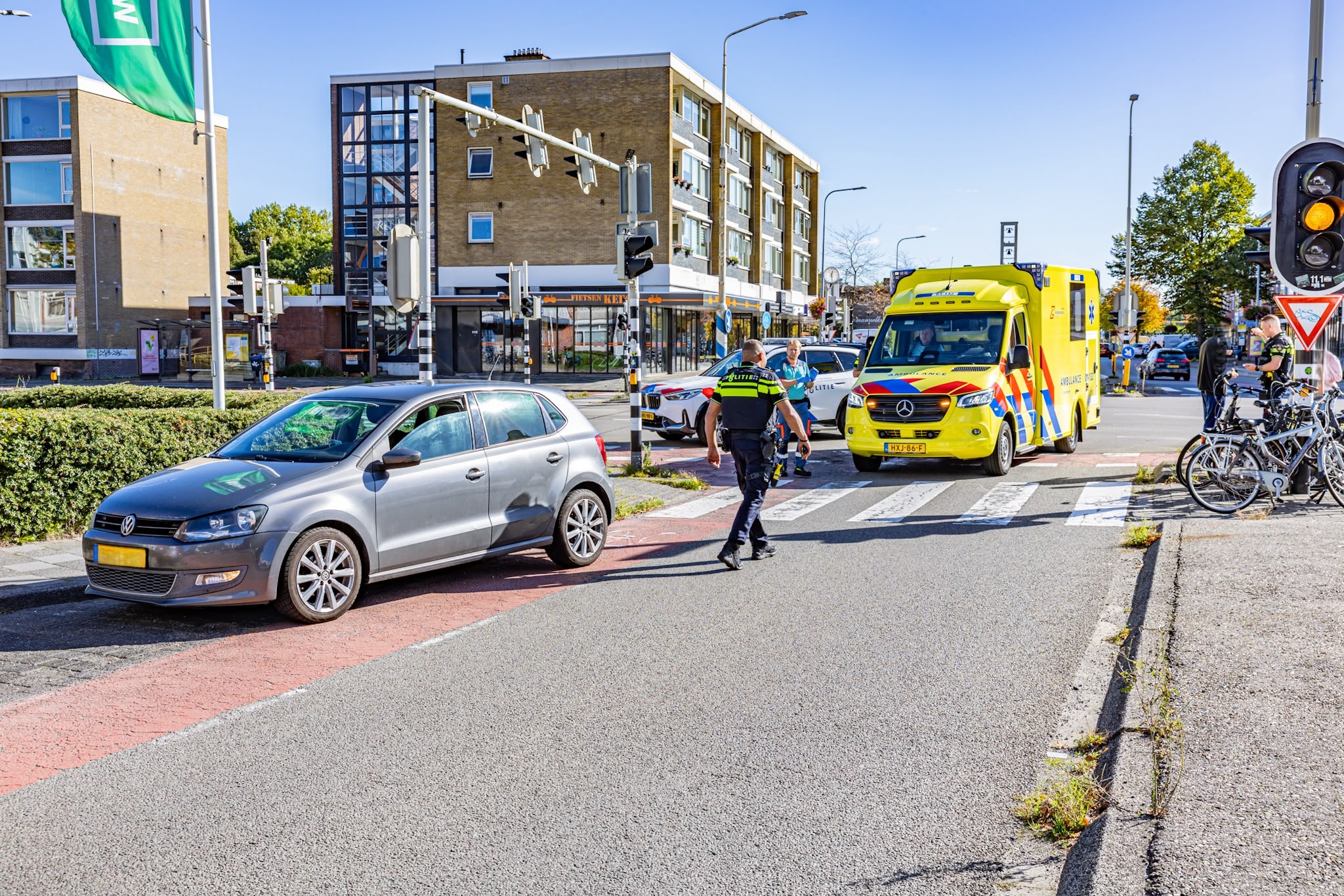 Automobilist schept fietser bij Overwinningsplein