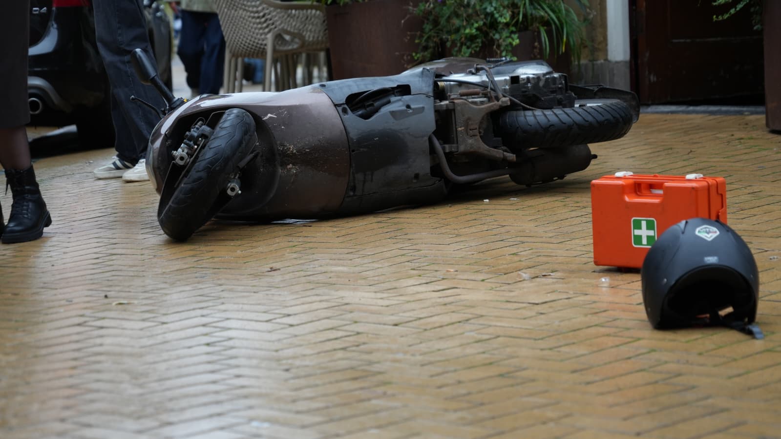 Auto en scooter botsen in Oude Boteringestraat