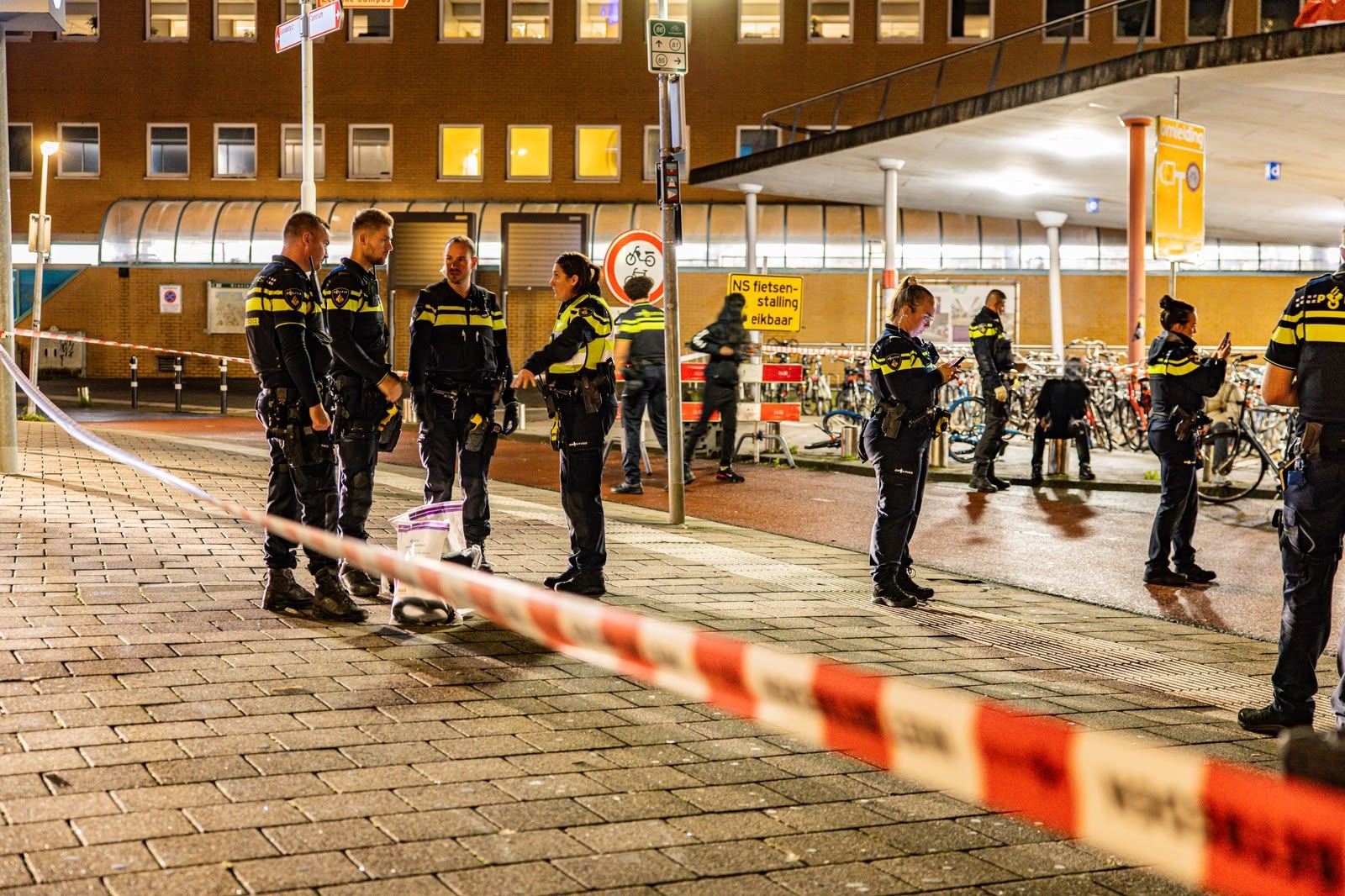 Gewonde na vecht- en steekpartij bij Hoofdstation: politie arresteert verdachte