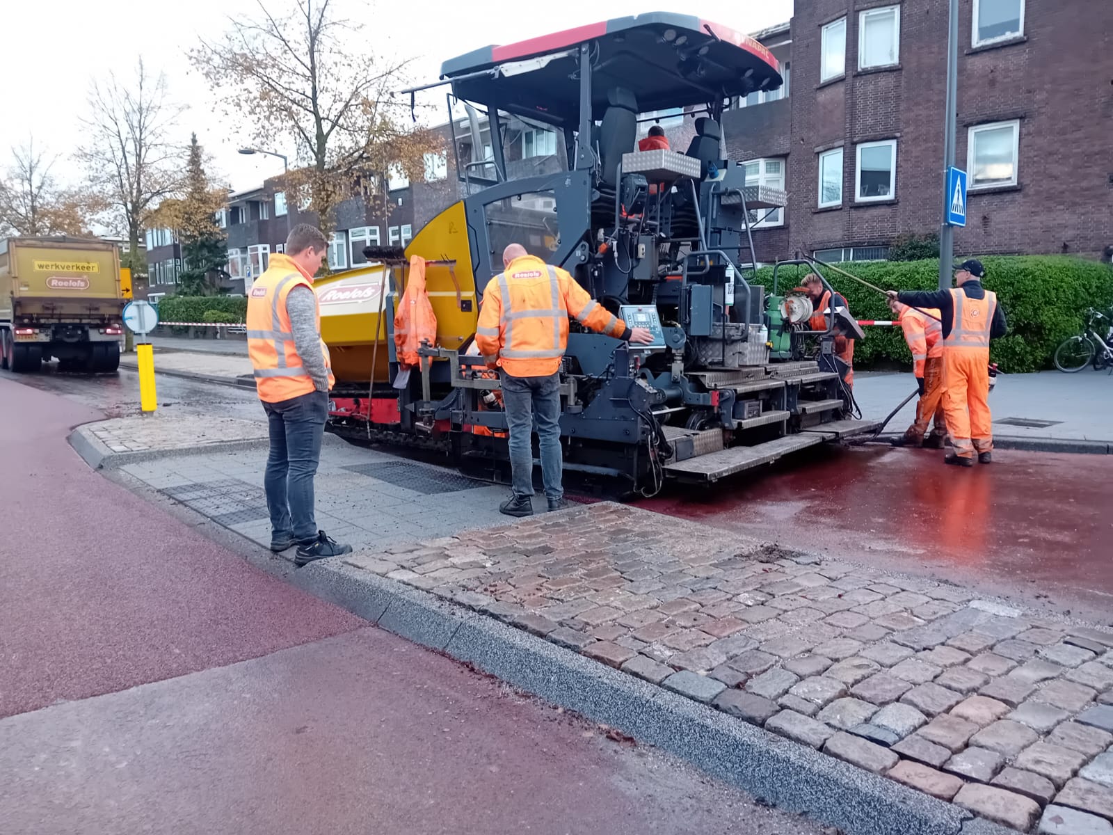 Fietsstraat Korreweg krijgt vorm: rode asfaltdeklaag aangebracht (foto’s)
