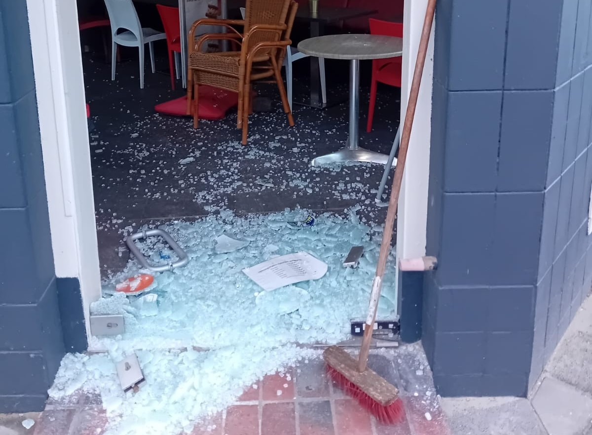 Wegenbouwers ontdekken inbraak bij cafetaria Korreweg: ruit ingegooid met baksteen