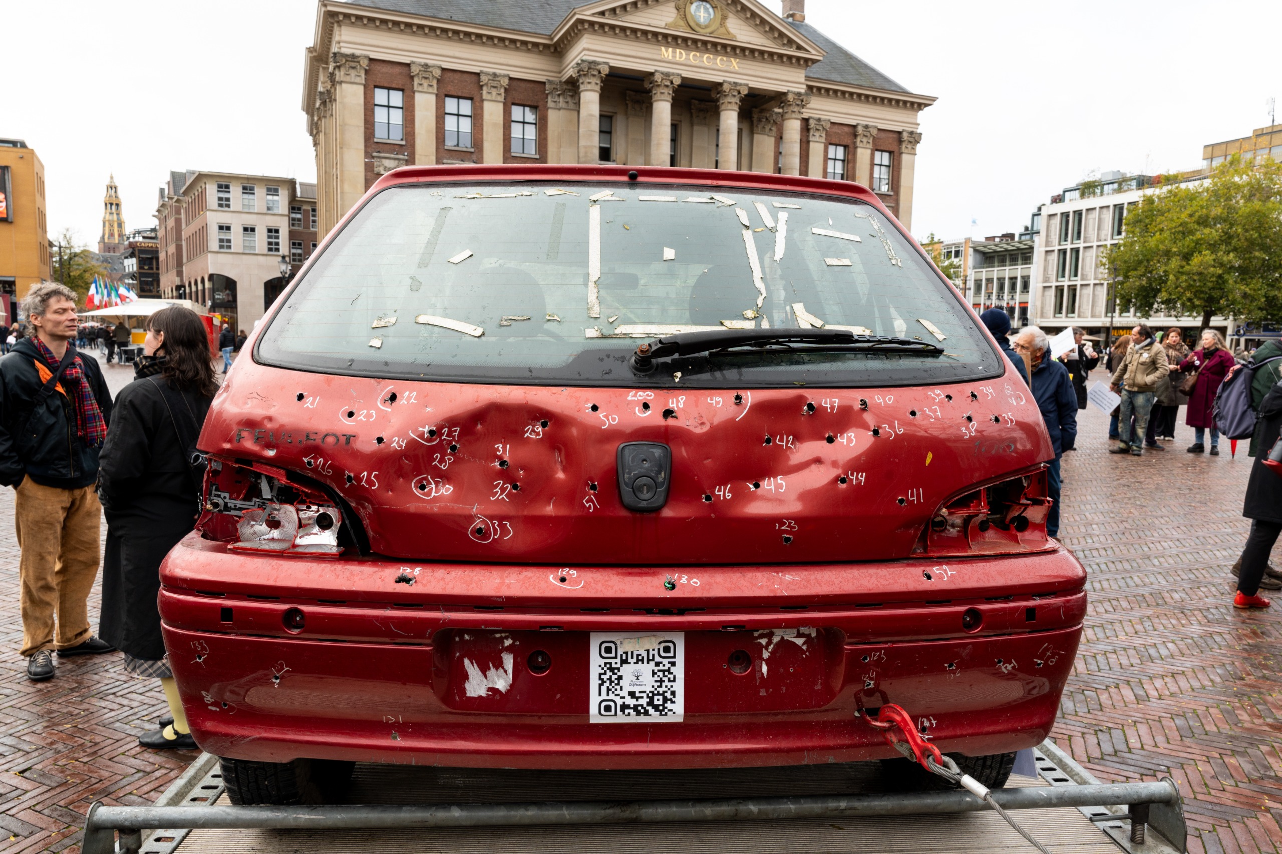 Auto vol kogelgaten op Grote Markt trekt veel bekijks: “Hopen dat er een schokeffect optreedt” (foto