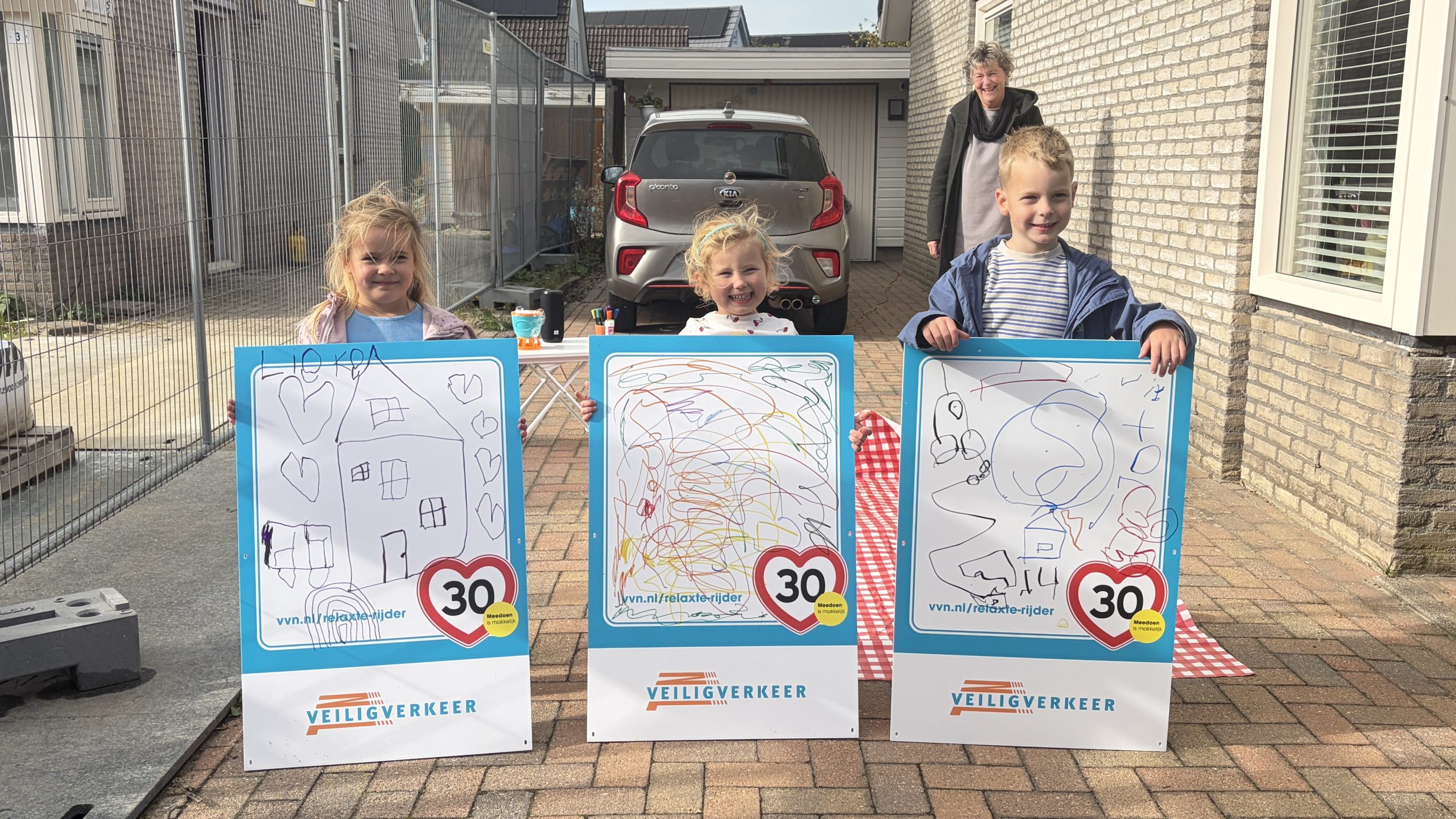 Kinderen maken verkeersborden voor veiliger rijden in Ten Boer