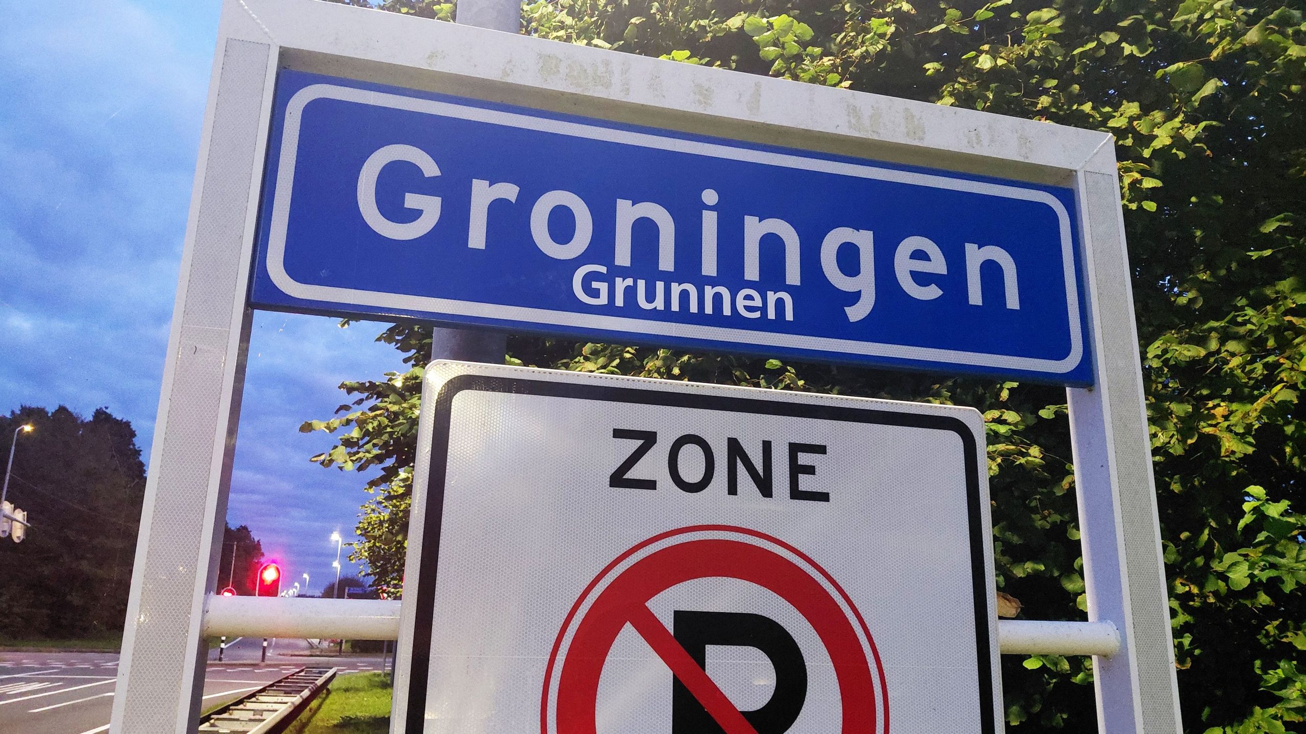 Actiegroep rond streektaal plakt sticker met ‘Grunnen’ op plaatsnaamborden Stad
