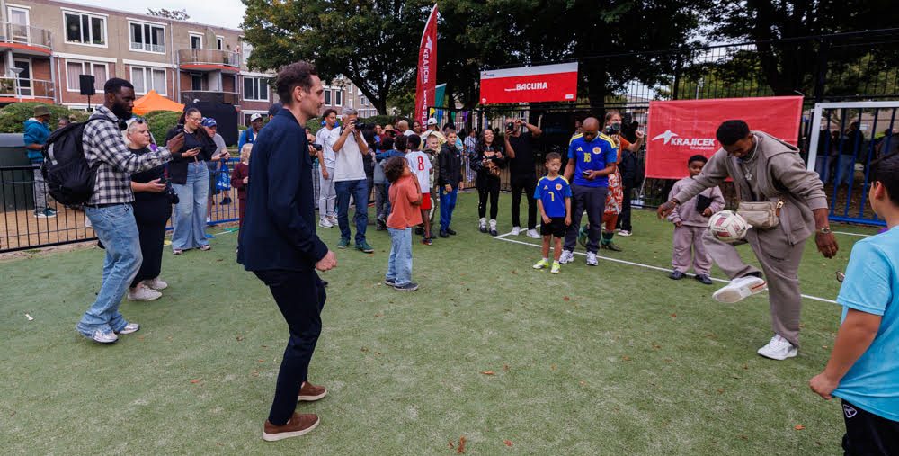 Juninho Bacuna trapt eerste bal op ‘zijn’ sportveld in Beijum